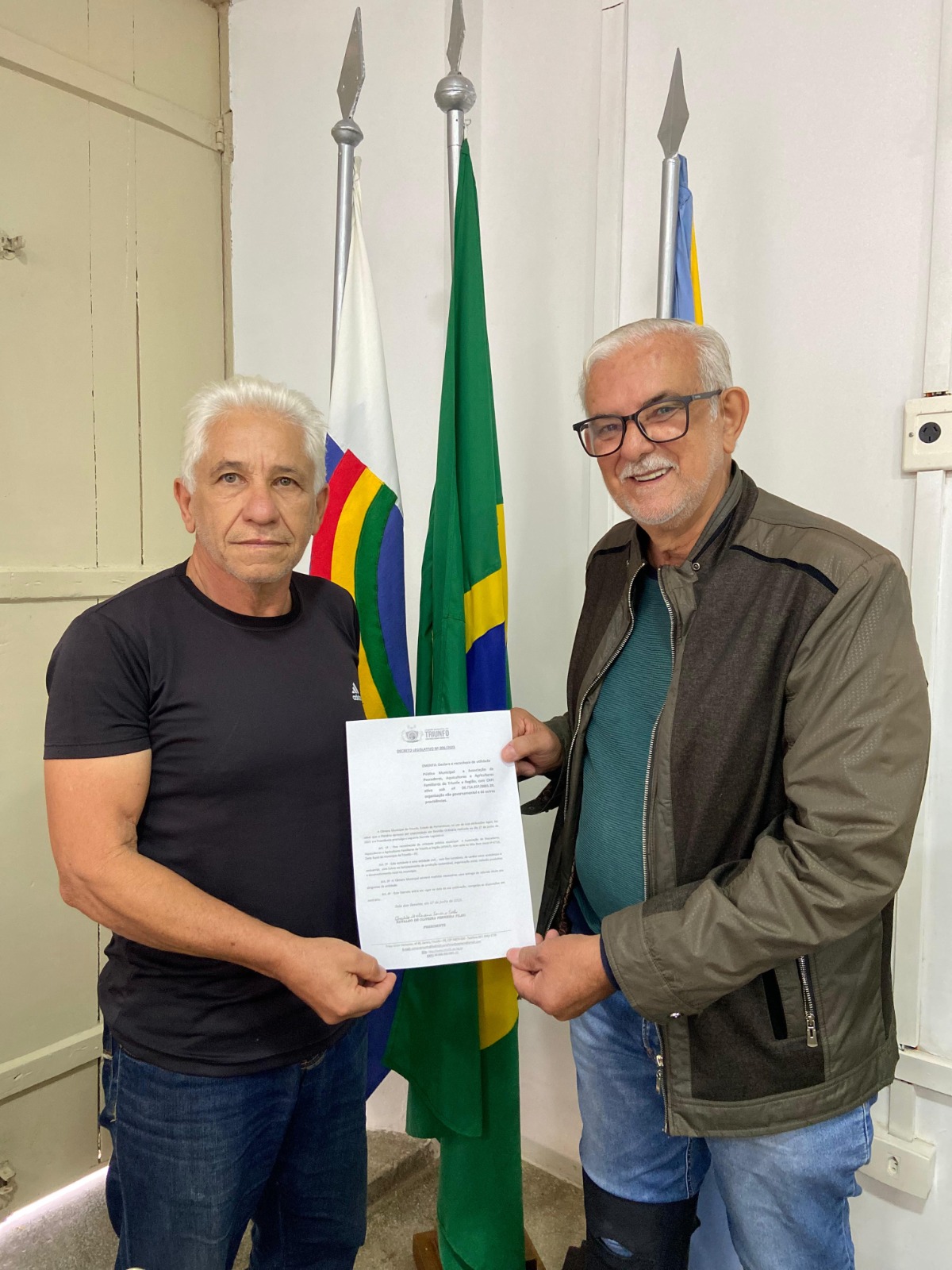 Entrega do documento oficial à APAAT pela Câmara de Vereadores de Triunfo/PE, reconhecendo-a como entidade de Utilidade Pública.